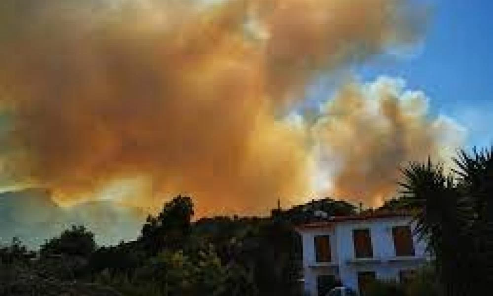 Καίει ανεξέλεγκτη η φωτιά στη Σάμο - Εκκενώνονται ξενοδοχεία